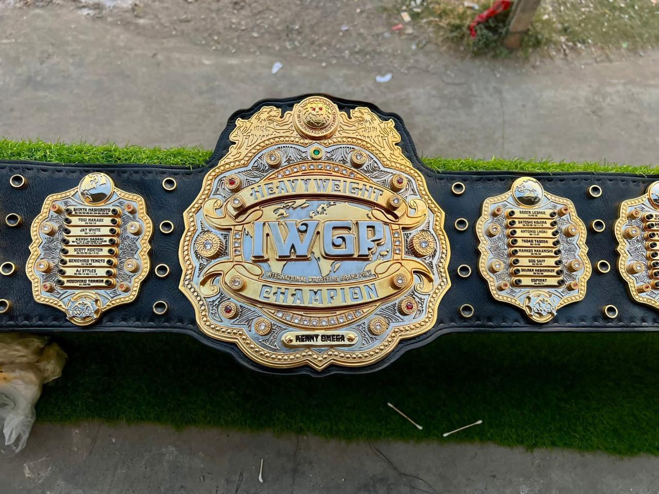 Finished in brilliant 24K gold, the plates